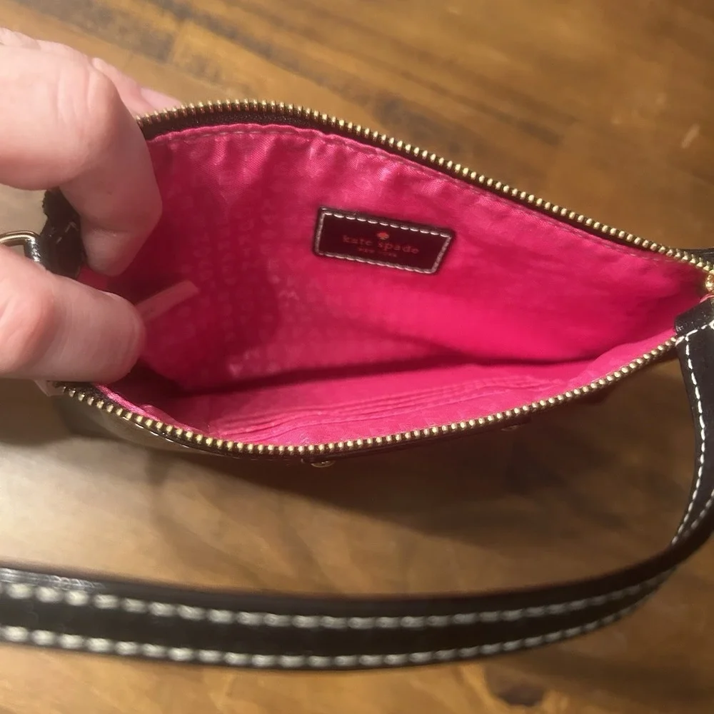 KATE‎ SPADE Pebbled Leather Wristlet Clutch Black Zip Close Pink Liner Cow